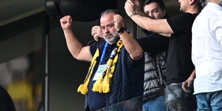 Ο-Μάριος-Ηλιόπουλος-αποθεώθηκε-από-τους-οπαδούς-της-ΑΕΚ-έξω-από-την-allwyn-arena