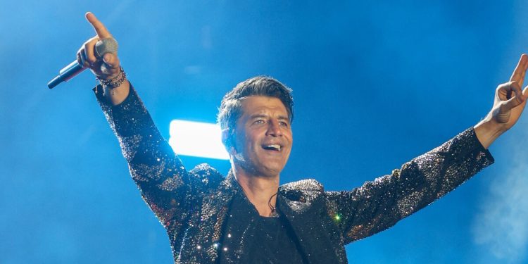 Το-your-face-sounds-familiar-επέστρεψε:-Η-εντυπωσιακή-εμφάνιση-του-Σάκη-Ρουβά-–-«Μου-ξυπνάνε-μνήμες-από-τα-πρώτα-μου-βήματα»