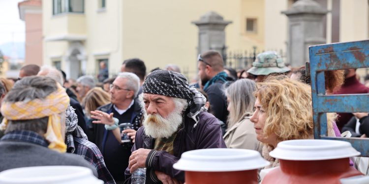 «Στεγνώνει»-από-προμήθειες-η-Λέσβος:-Για-έκτη-ημέρα-κλειστό-το-λιμάνι-της-Μυτιλήνης-–-Μπλόκο-στον-Μεσότοπο