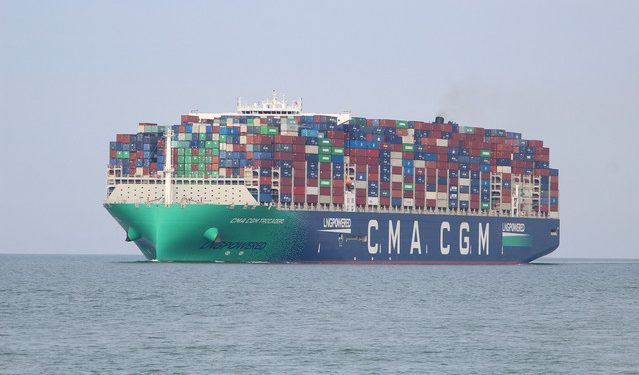 Στενά-του-Ορμούζ:-Η-γαλλική-ναυτιλιακή-εταιρεία-cma-cgm-επιβεβαίωσε-ότι-ένα-από-τα-πλοία-της-δέχθηκε-προειδοποιητικά-πυρά