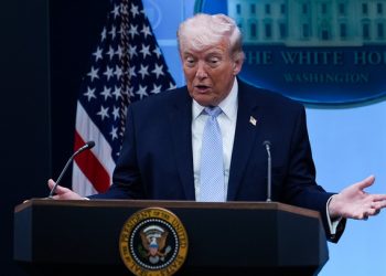 Τραμπ:-Ανακοίνωσε-ότι-πλοίο-του-Ιράν-βρίσκεται-υπό-κράτηση-–-«Επιχείρησε-να-σπάσει-τον-αποκλεισμό-και-του-ανοίξαμε-τρύπα-στο-μηχανοστάσιο»