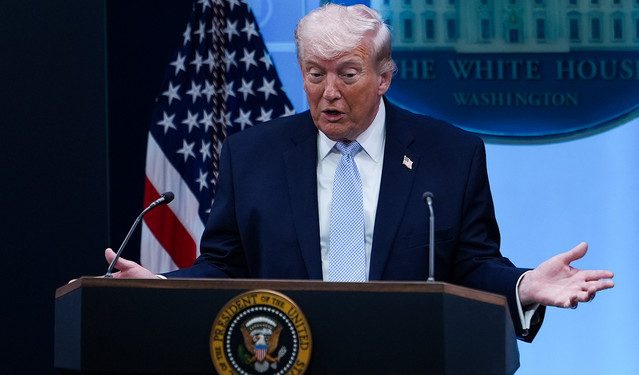 Τραμπ:-Ανακοίνωσε-ότι-πλοίο-του-Ιράν-βρίσκεται-υπό-κράτηση-–-«Επιχείρησε-να-σπάσει-τον-αποκλεισμό-και-του-ανοίξαμε-τρύπα-στο-μηχανοστάσιο»