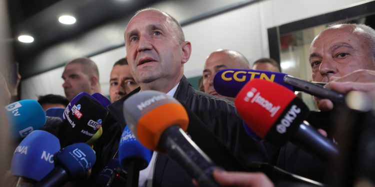 Βουλγαρία:-Νικητής-των-εκλογών-ο-φιλορώσος-Ράντεφ-–-Δεσμεύεται-για-«πραγματιστική-προσέγγιση»-στην-ΕΕ