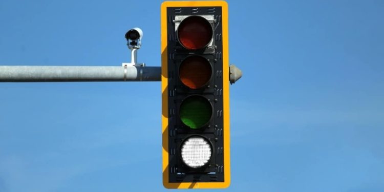 Έρχεται-το-«τέταρτο-χρώμα»-στα-φανάρια-στους-δρόμους-της-Ευρώπης-–-Πώς-το-λευκό-αλλάζει-την-κυκλοφορία