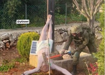 Λίβανος:-Φωτογραφία-δείχνει-Ισραηλινό-στρατιώτη-να-καταστρέφει-άγαλμα-του-Χριστού-–-Διεξάγεται-έρευνα,-λέει-ο-idf