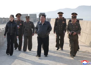 bόρεια-Κορέα:-Εκτόξευσε-5-βαλλιστικούς-πυραύλους-παρουσία-του-Κιμ-Γιονγκ-Ουν