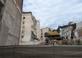 Ολοκληρώθηκε-η-κατεδάφιση-της-ιστορικής-κλινικής-του-Κλέοντα-Κατσίγρα-στο-κέντρο-της-Λάρισας-(ΦΩΤΟ)